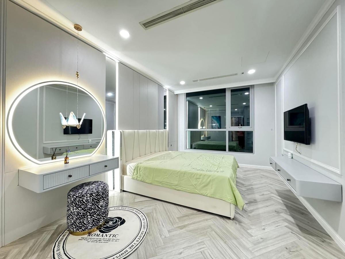 gương lớn và hệ thống đèn chiếu sáng